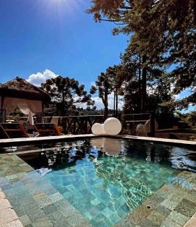 Campos do Jordao Villa | Chalét com jacuzzi sauna lareira e telao cinema