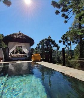 Campos do Jordao Villa | Chalét com jacuzzi sauna lareira e telao cinema