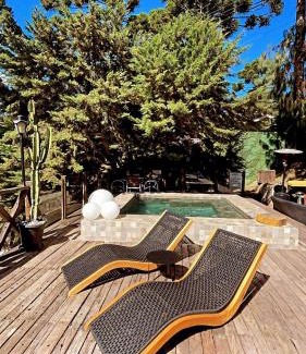 Campos do Jordao Villa | Chalét com jacuzzi sauna lareira e telao cinema