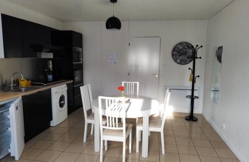 Saint-Pierre-des-Echaubrognes Apartamento | Chalet 38 m2, au calme reposant, près du puy/fou