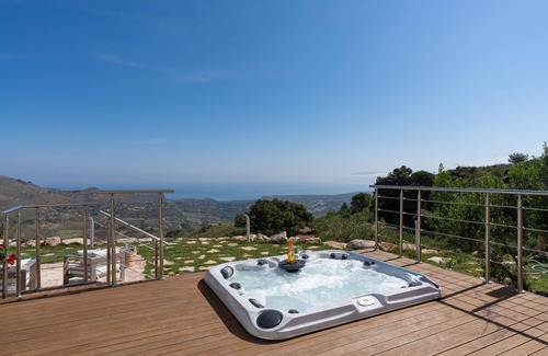 Castellammare del Golfo Villa | Chalet 'Dome On The Hill with Jacuzzi' con vistas al mar, Wi-Fi y aire acondicionado