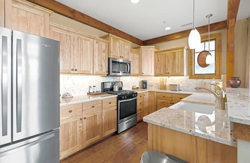 Boone Condominio | Chalakee Lodge C531- Mountain View, Gated Resort, Indoor/Outdoor Pools and Hot Tub, Fitness Area,...