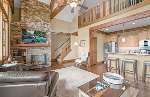 Boone Condominio | Chalakee Lodge C531- Mountain View, Gated Resort, Indoor/Outdoor Pools and Hot Tub, Fitness Area,...