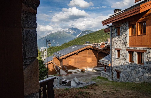 La Perriere Chalet De Esquí | Chalet 10-12 personas en el corazón del Hameau de la Tania, en el centro turístico.
