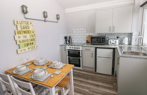 Horton Cabaña | CHALET 22, family friendly, country holiday cottage in Port Eynon
