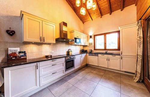 Saint-Jean-dʼAulps Casa | Chalet Abricotine, sleeps 10, Hot tub