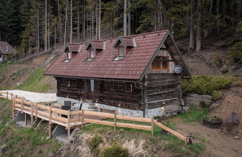 Wolfsberg Chalet De Esquí | Chalet 'Bergspektive - Haus Alpenspa' con vistas a la montaña y bañera con barril de vino
