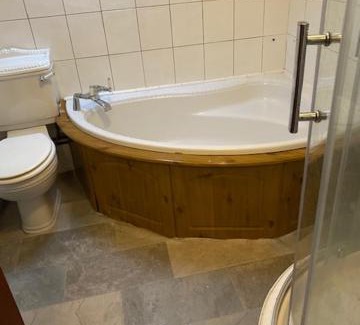 Luton Casa | Chalet Bungalow sleeps 14 8mx7m lounge Authorised events welcomed Extra Rates apply
