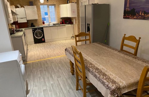 Luton Casa | Chalet Bungalow sleeps 14 8mx7m lounge Authorised events welcomed Extra Rates apply