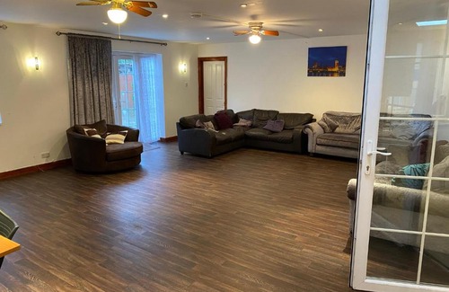 Luton Casa | Chalet Bungalow sleeps 14 8mx7m lounge Authorised events welcomed Extra Rates apply