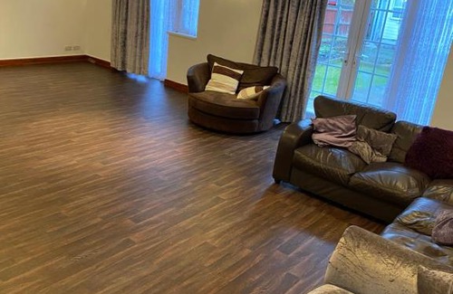 Luton Casa | Chalet Bungalow sleeps 14 8mx7m lounge Authorised events welcomed Extra Rates apply