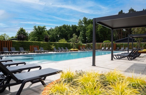 Municipality of Veldhoven Chalet De Esquí | Chalet by Pond in Eindhoven Holiday Park