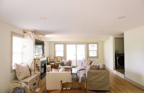 Suttons Bay Chalet De Esquí | Chalet By The Bay- a serene waterfront escape