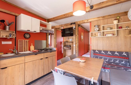 Rouffiac-des-Corbieres Casa | Chalet 'Canada' con vistas a la montaña, piscina compartida y jardín privado