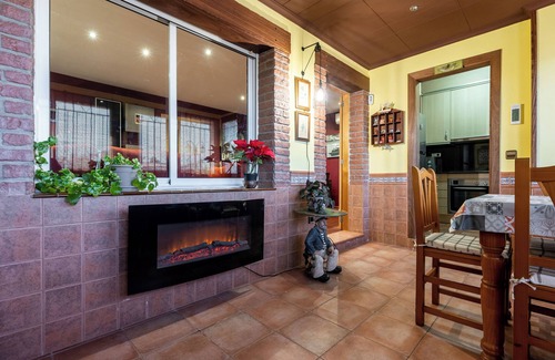 Miami Platja Chalet De Esquí | Chalet 'Casa Thaiker' con vistas a la montaña, jardín, barbacoa y aire acondicionado