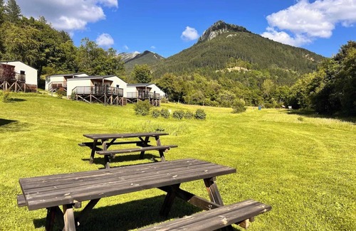 Castellane Chalet De Esquí | Camping Les Framboiseilles. Alquiler de cabaña 4 estaciones cómodas.