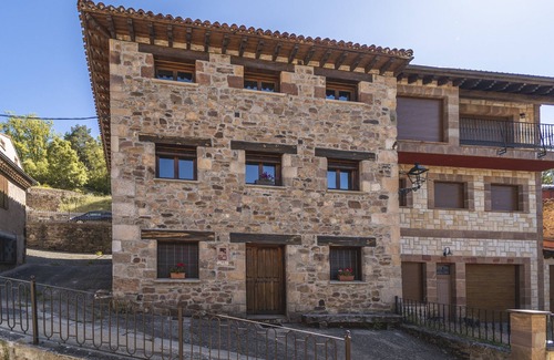 Valle de Valdelaguna Chalet De Esquí | Chalet 'Casa Rural Las Hoyas I' con vistas a la montaña