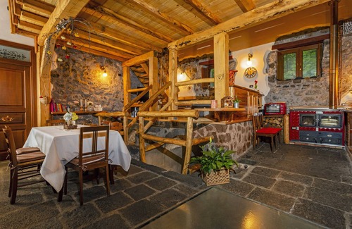 Linguaglossa Chalet De Esquí | Chalet "Casa U Parmento" en el Parque Natural del Etna con jardín y terraza