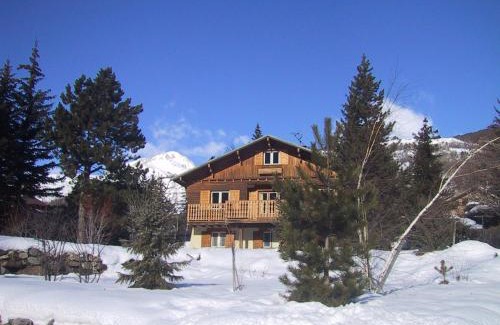 Saint-Chaffrey Chalet De Esquí | Chalet chaleureux à Saint-Chaffrey avec vue montagne et cheminée