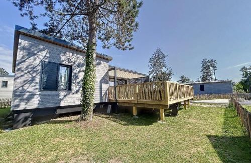 Jullouville Chalet De Esquí | Chalet de standing 6 pers - Piscine chauffée - Proche plage - WIFI - Parking - Terrasse privée - FR-1-361-476