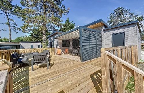 Jullouville Chalet De Esquí | Chalet de standing 6 pers - Piscine chauffée - Proche plage - WIFI - Parking - Terrasse privée - FR-1-361-476