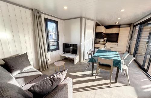 Jullouville Chalet De Esquí | Chalet de standing 6 pers - Piscine chauffée - Proche plage - WIFI - Parking - Terrasse privée - FR-1-361-476