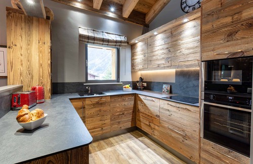 Chamonix-Mont-Blanc Apartamento | Chalet des Amis appt 2 - an apartment that sleeps 6 guests in 3 bedrooms