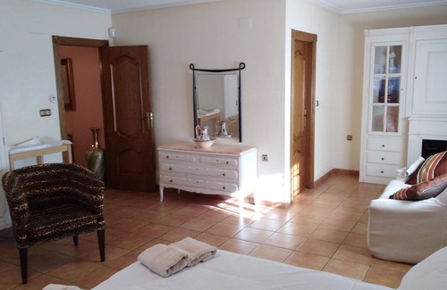 Elche Chalet De Esquí | CHALET ELCHE, PEÑA ÁGUILAS, 7 BEDROOMS, WIFI, FENCED SWIMMING POOL AND, BARBEQUE