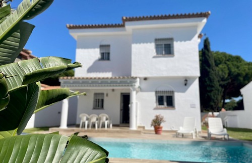 Chiclana de la Frontera Chalet De Esquí | Chalet Edén Azul, con piscina privada.
