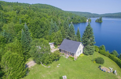 Sainte-Anne-du-Lac Cabaña | Chalet la Boréale - Tranquility by the lake!