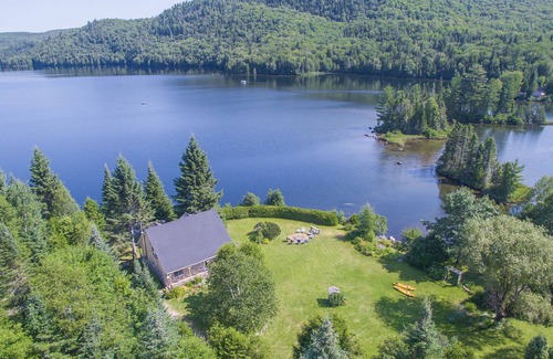 Sainte-Anne-du-Lac Cabaña | Chalet la Boréale - Tranquility by the lake!