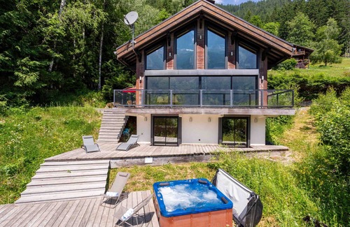 Chamonix City Centre Cabaña | Chalet La Source - a self catered chalet that sleeps 8 guests in 4 bedrooms