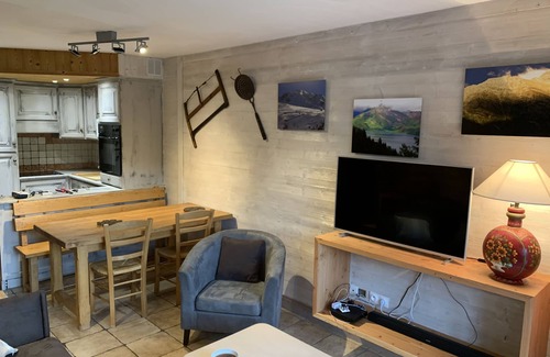 Bourg-Saint-Maurice Apartamento | Chalet le Chamois Apartment 10 2nd floor ski in ski out