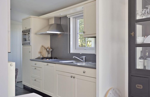 Goedereede Casa | Lovely, fully furnished and cared for chalet.
