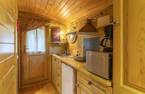 St.-Remy-de-Provence Chalet De Esquí | Chalet "Mas La Pauline Roulotte Bohême" with Shared Pool, Private Terrace & Wi-Fi