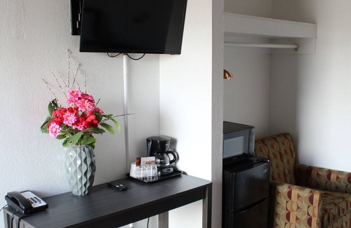 Larkspur Hotel | Chalet Motel