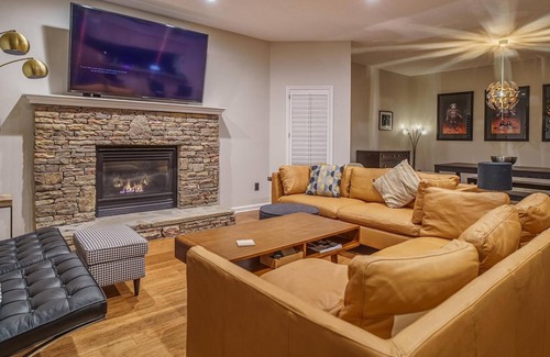 Sevierville Chalet De Esquí | Chalet 🏔 Mountain View 🚲 Peloton | Pool | Hot Tub | Low Traffic 🧸 Local Charm