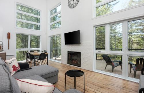 Saint-Alphonse-Rodriguez Chalet De Esquí | Chalet Natür Lakefront - Hot Tub - Fireplace - Ski - Waterfront - Private big land - Pedal Boat