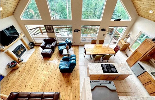 Angel Fire Chalet De Esquí | Chalet Nestled on 2 Mountainside acres! 4 Bedrooms/3 baths & Pet Friendly!