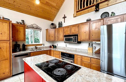 Angel Fire Chalet De Esquí | Chalet Nestled on 2 Mountainside acres! 4 Bedrooms/3 baths & Pet Friendly!