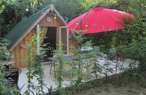 Fosses-et-Baleyssac Chalet De Esquí | Chalet on the edge of a wood for a nature break! Pets welcome!