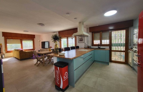 Roquetas de Mar Chalet De Esquí | Chalet reformado ideal para familias, con jardín, a 3 minutos a pie de la playa