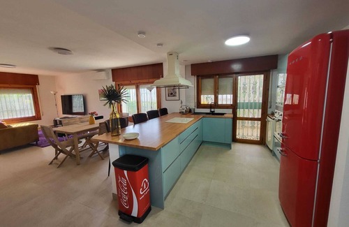 Roquetas de Mar Chalet De Esquí | Chalet reformado ideal para familias, con jardín, a 3 minutos a pie de la playa