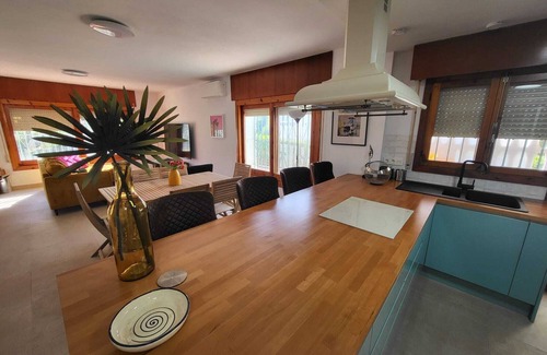 Roquetas de Mar Chalet De Esquí | Chalet reformado ideal para familias, con jardín, a 3 minutos a pie de la playa