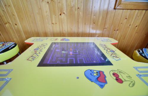 Tobyhanna Casa | Chalet renovated Near Casino, Camelback , Kalahari 4bdrms firepit hot tub game room