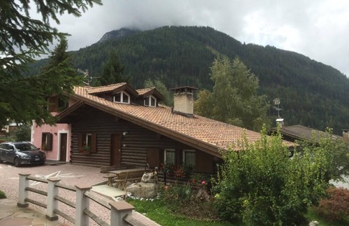 Moena Chalet De Esquí | Chalet 'Rosj' con vistas a la montaña, jardín privado y Wi-Fi