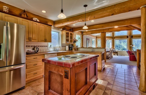Sunburst Estates Chalet De Esquí | Ski in / out, jacuzzi, vistas, 2400 ’, votado como uno de los 10 mejores chalets en Columbia Británica por bcmag. C