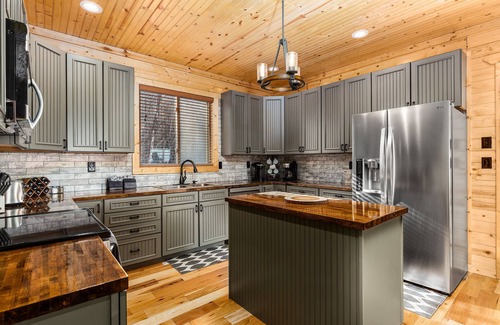 Chalet Village North Cabina | Chalet Village Cabin! 3 King Suites, Hot Tub, INSANE Views & Fire Pit