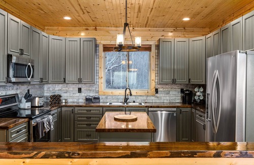 Chalet Village North Cabina | Chalet Village Cabin! 3 King Suites, Hot Tub, INSANE Views & Fire Pit