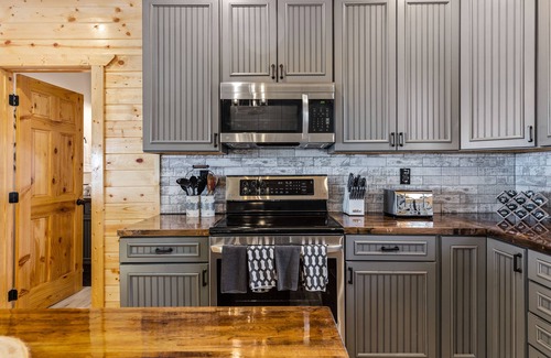 Chalet Village North Cabina | Chalet Village Cabin! 3 King Suites, Hot Tub, INSANE Views & Fire Pit